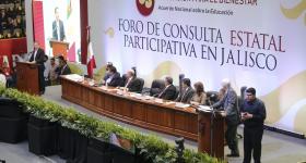 Presídium en el Foro de Consulta Estatal