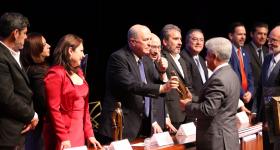 Entrega de reconocimiento a trabajador universitario