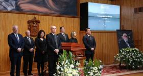 Guardia de honor por parte de autoridades universitarias y funcionarios estatales