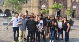 Fernando García, egresado de la licenciatura en Gestión Cultural de UDGVirtual junto con su equipo de trabajo