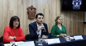 De izquierda a derecha: Presidenta del Jurado del Premio Nacional de Periodismo (PNP) 2018, María Arroyo, Coordinador de Prensa y Comunicaciones de la UdeG, Víctor Dávalos y la Jefa del Centro de Formación en Periodismo Digital, de la UdeG, Rosalía Orzoco
