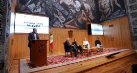 Rector General de la UdeG, doctor Ricardo Villanueva, haciendo uso de la voz en podio
