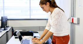 Asesor frente a computadora