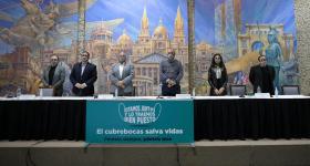 Rector general y autoridades en el anuncio de la campaña "Estamos juntos y lo traemos bien puesto"