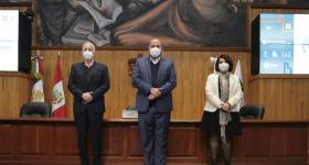 Raúl Padilla López, Rector Ricardo Villanueva Lomelí y Marisol Schulz Manaut en presídium de la rueda de prensa