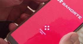 Celular con aplicación bancaria