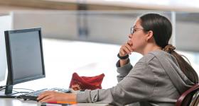 Mujer frente a computadora