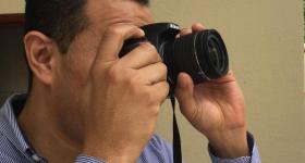 Hombre tomando fotografía