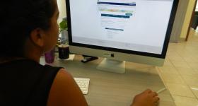 Mujer frente a computadora de escritorio