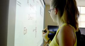 Estudiante en pizarrón interactivo