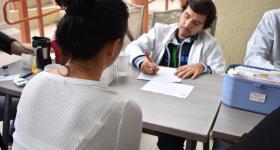 Trabajadora UDGVirtual en asesoría médica