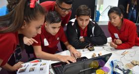 Jóvenes trabajando en equipo frente a computadora