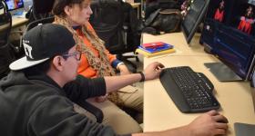 Personas estudiando frente a computadora