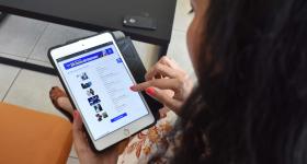 Mujer navegando en página de compras en línea
