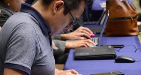 Participante estudiando en línea