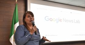 Maestra Mariana Alvarado, impartiendo curso