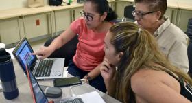 Docentes frente a una computadora