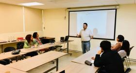 Asesor impartiendo curso en aula