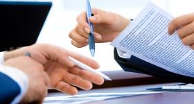 Manos trabajando con documentos