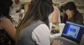 Estudiante frente a computadora