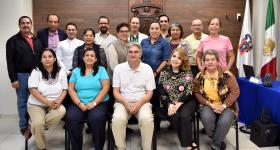 Foto grupal de asistentes y conferencista