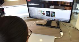 persona frente a computadora