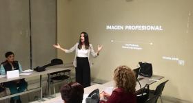 Asesora impartiendo curso de imagen 