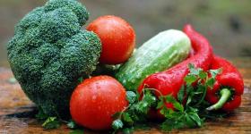 Frutas y verduras en una mesa