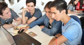 Estudiantes frente a computadora