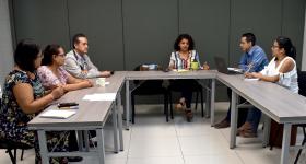 Reunión de estudiantes y personal de cartera de proyectos