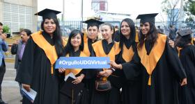egresados UDGVirtual con toga y birrete