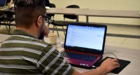 Estudiante frente a computadora