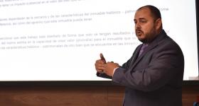Luis Francisco Gutiérrez Villagómez, egresado de la maestría durante la presentación de su proyecto