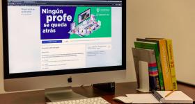 escritorio con computadora con página de grupos de apoyo