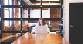 Mujer frente a computadora