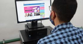 Hombre frente a computadora