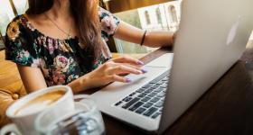 Mujer trabajando en computadora