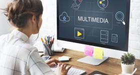 Mujer trabajando en computadora