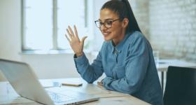 mujer trabajando frente a computadora