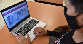 Estudiante frente a computadora