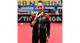 Ariadna Guadalupe Alvarado con medalla de bronce
