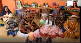 Niños tocando instrumentos musicales