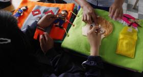Manos de niños con material didáctico