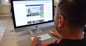 Estudiante frente a computadora