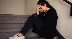 mujer con cabeza hacia abajo, pensativa