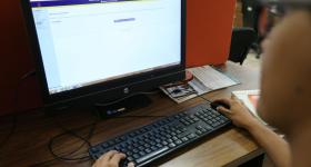 persona frente a computadora