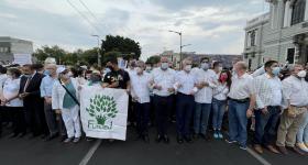 Autoridades universitarias en el inicio de la marcha sobre avenida Vallarta