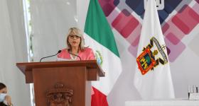Doctora Avelar Álvarez en pódium durante informe