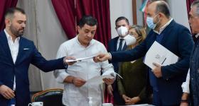 Rector General en la entrega de oficio con diputados