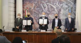 Autoridades con convenio en mano